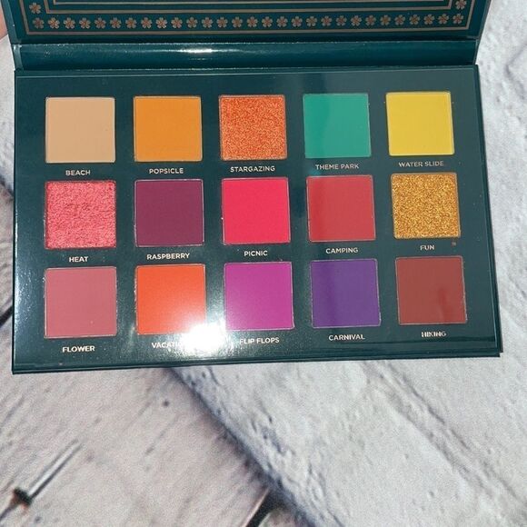 Ace Beaute 'Nostalgia' Eyeshadow Palette - Picture 4 of 5